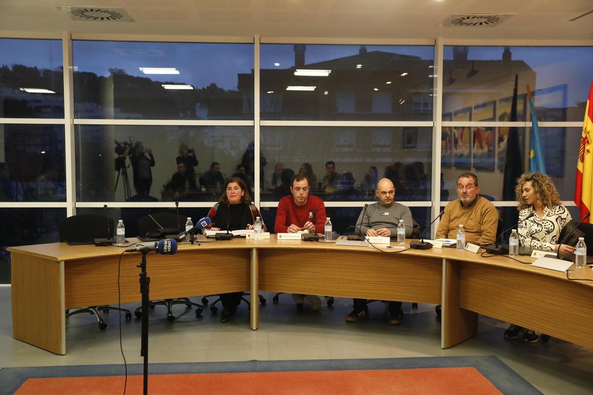 Por la izquierda, Ángela Ochoa (PP), Sergio Heres (PP) y los concejales no adscritos Jorge Calderón, Florentino Cuétara y Patricia Suárez.