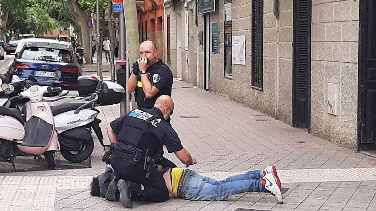 Agentes de la Policía Local de Palma reducen en el suelo al ladrón.