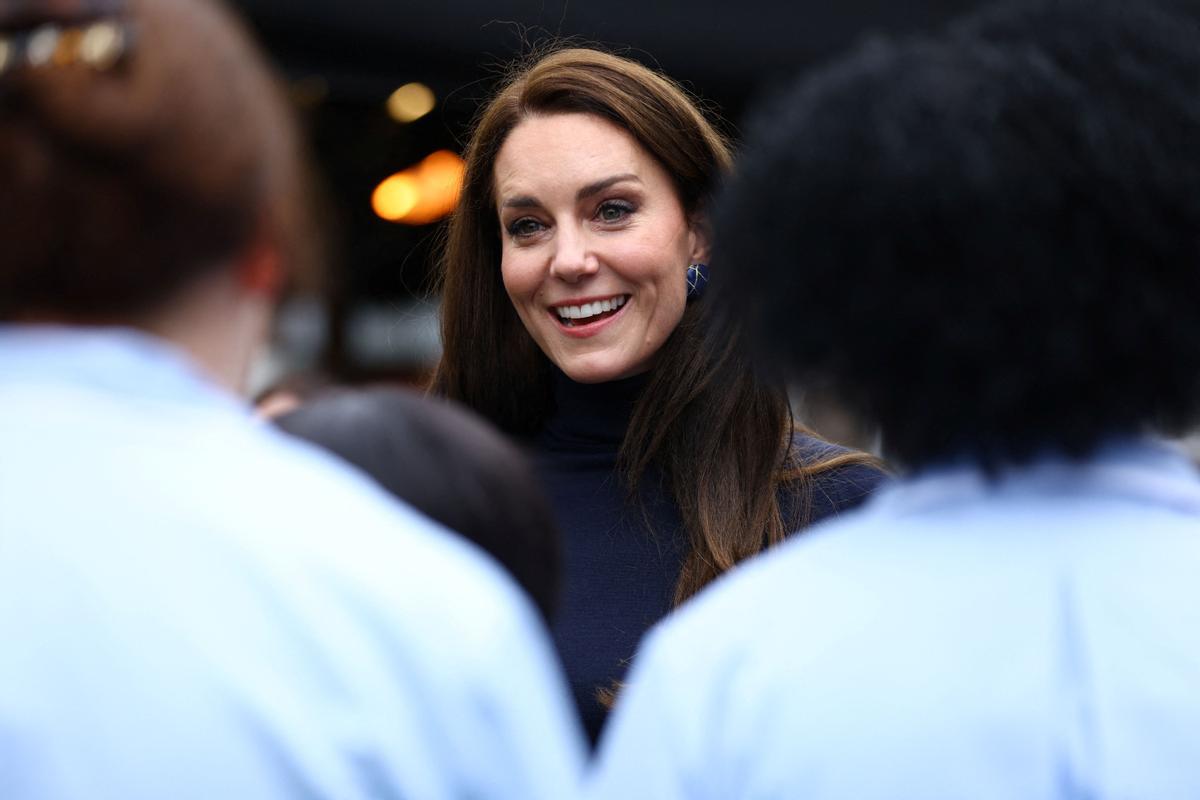 Kate Middleton se exhibe como cocinera en un hogar de ancianos