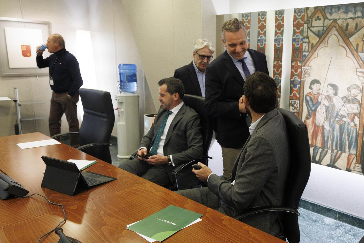 Joaquín Segado (PP) saluda a José Ángel Antelo (Vox) en la Junta de Portavoces de esta semana.