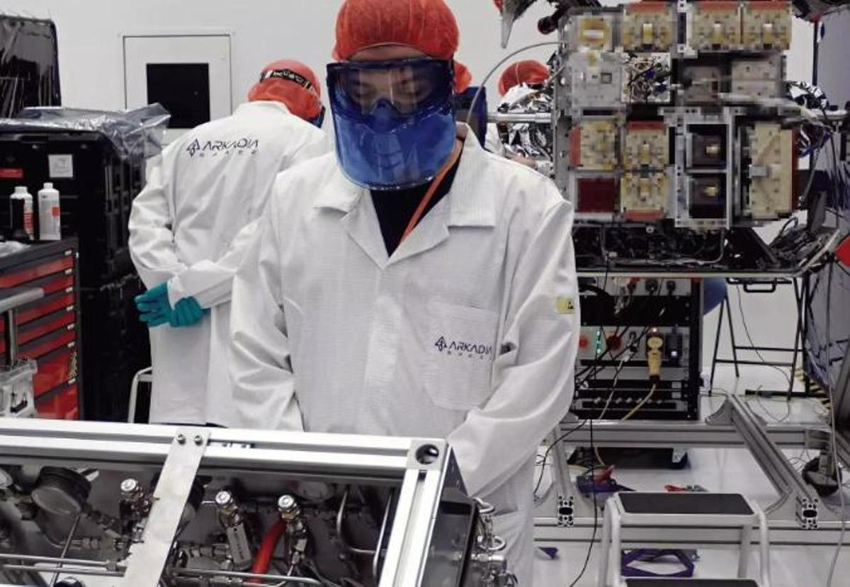 Operario de la empresa Arkadia Space, que también está en el Hub de Defensa.