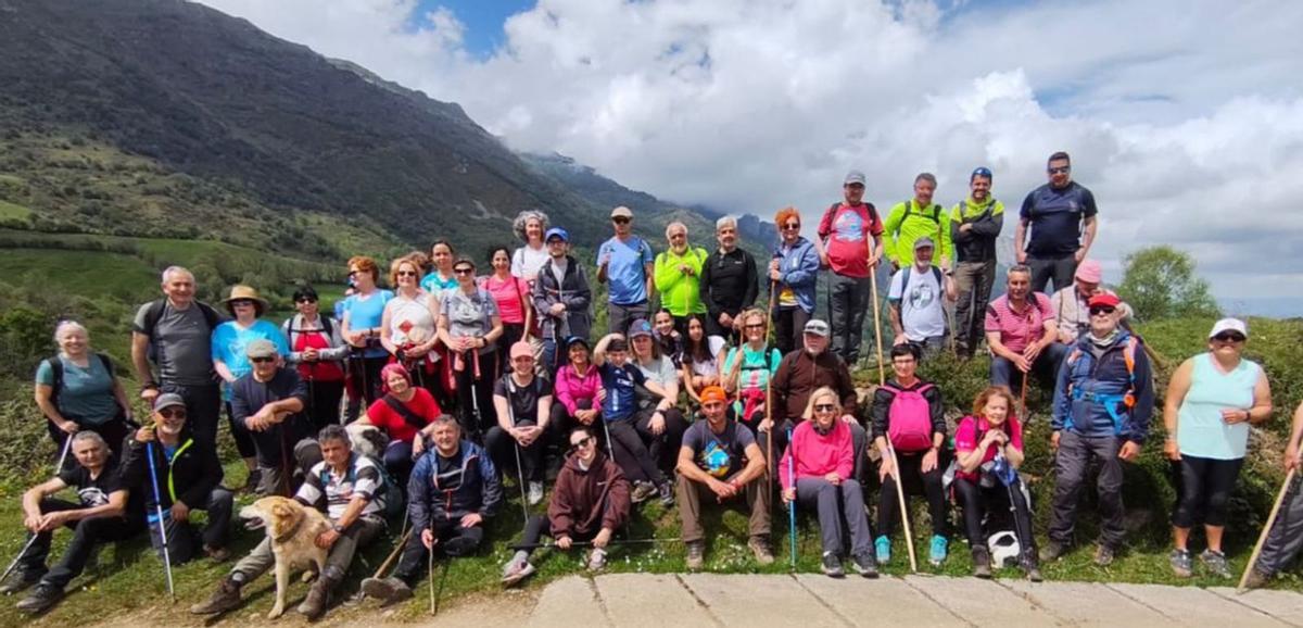 Varios de los participantes en la marcha por el Aramo. | F. D.