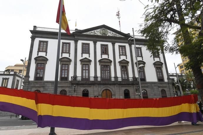 17-07-19 CANARIAS Y ECONOMIA. PARQUE DE SAN TELMO. LAS PALMAS DE GRAN CANARIA. Manifestacion, concentracion y despliegue de la bandera republicana delante del Palacio Militar. Fotos: Juan Castro.  | 17/07/2019 | Fotógrafo: Juan Carlos Castro