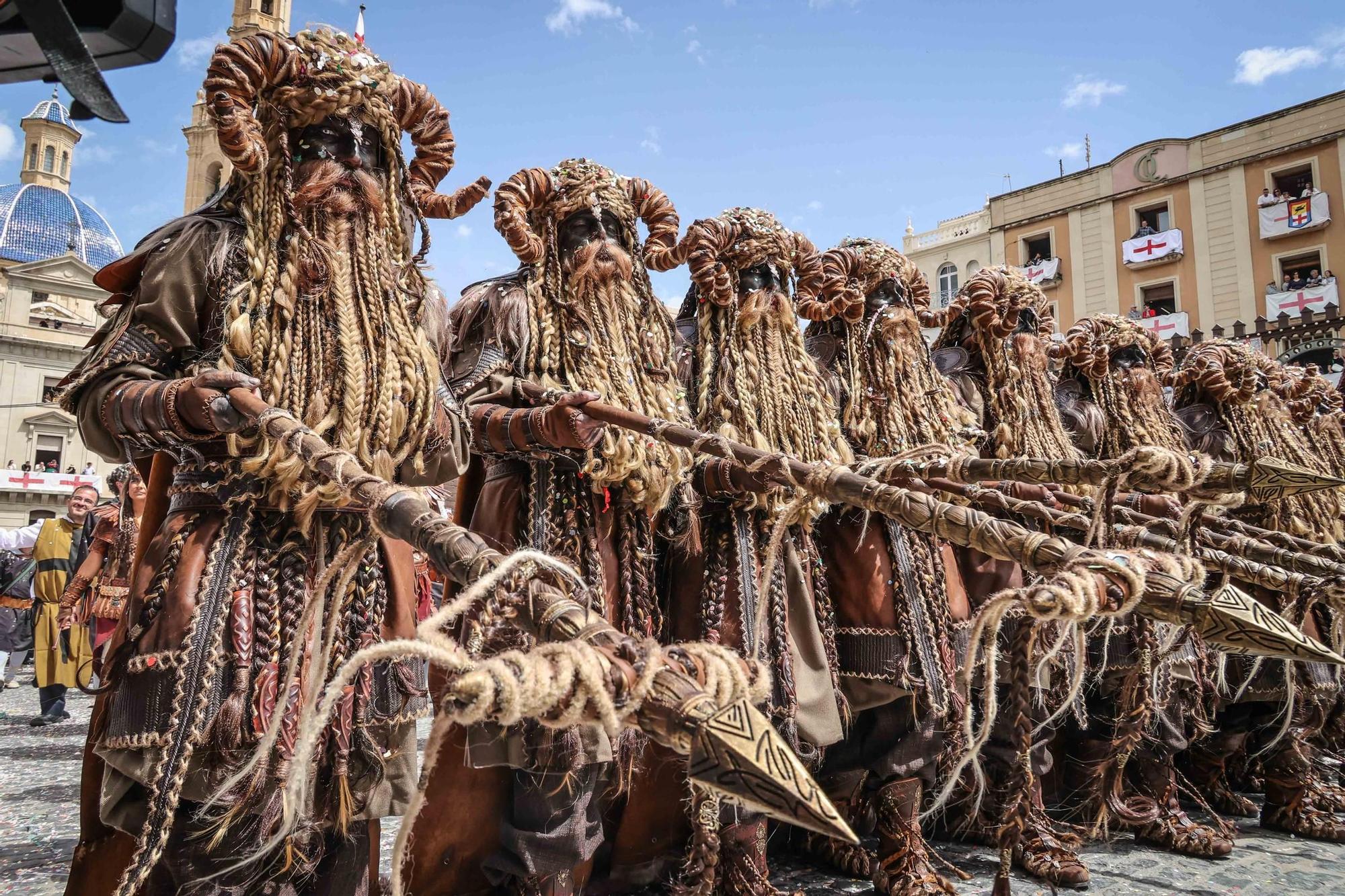 Alcoy se entrega al espectáculo de las tropas cristianas
