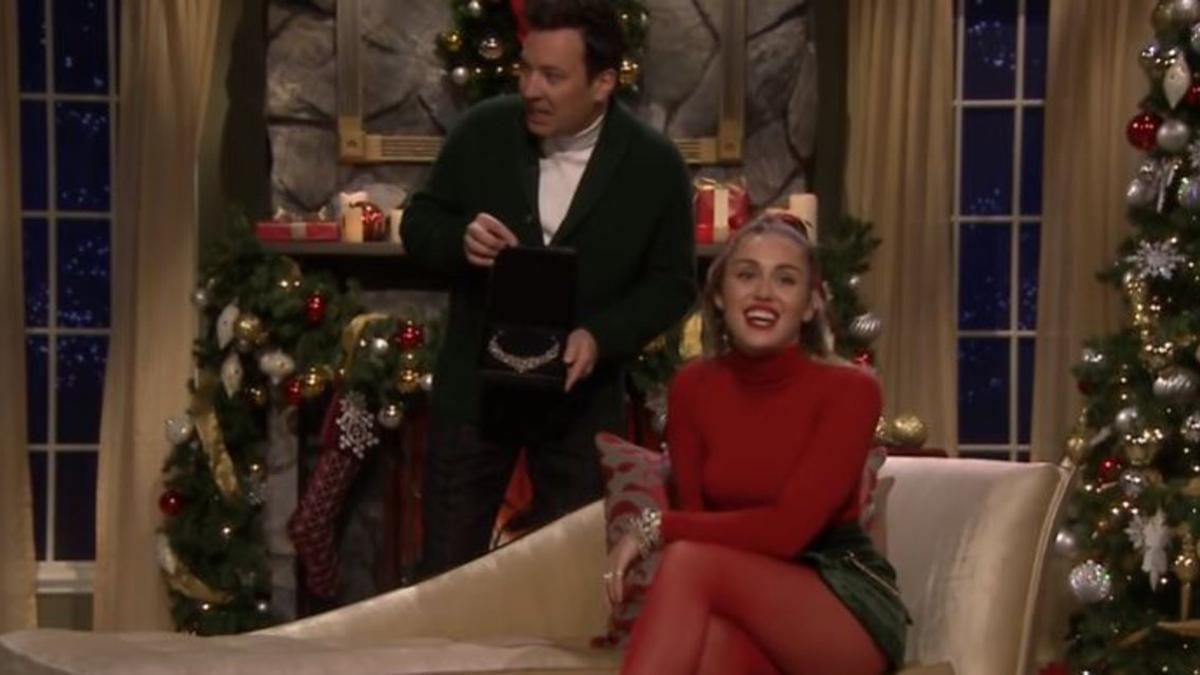 Miley Cyrus canta 'Santa Baby'