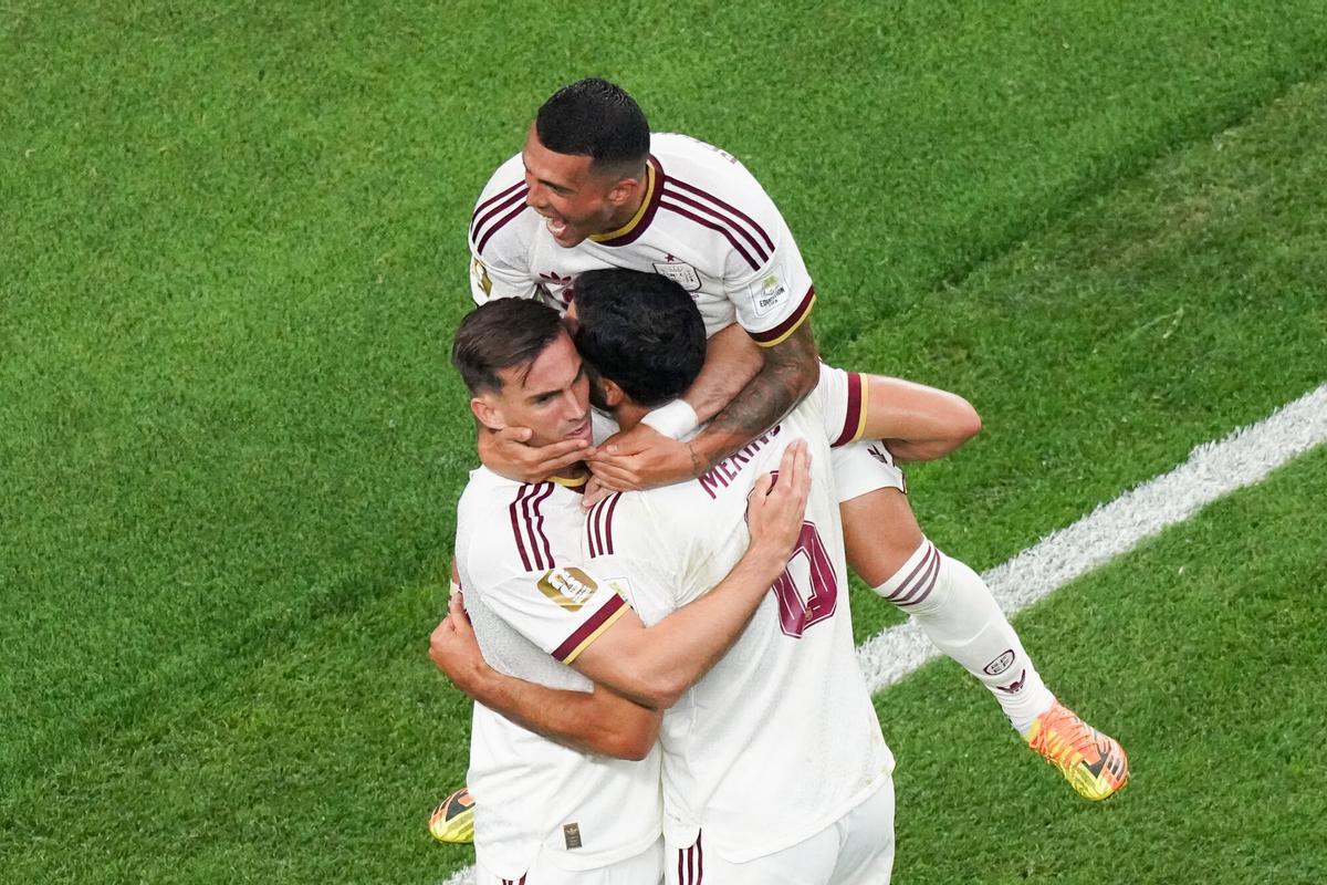 Los jugadores de España celebran el gol de Mikel Merino ante Portugal