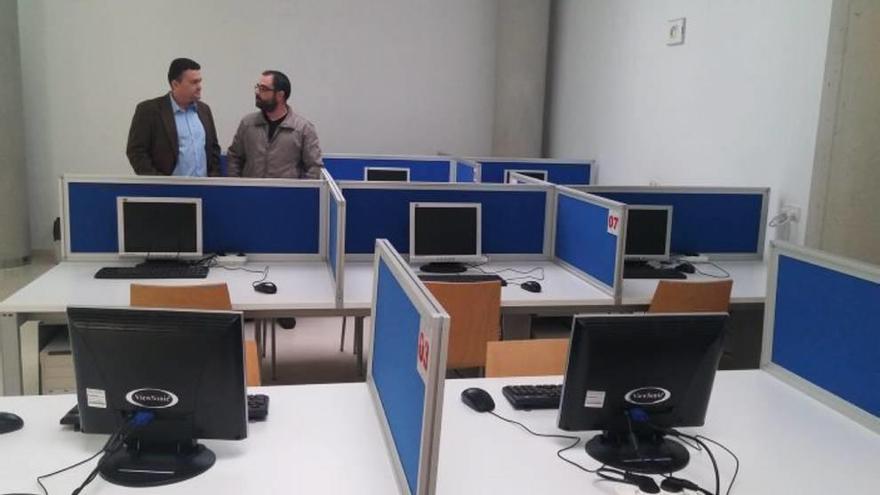 El PSOE reclama la apertura del aula de Informática de Santiago el Mayor