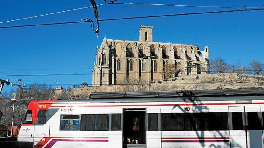 Un tren de la línia R4 aturat a l&#039;estació de Manresa