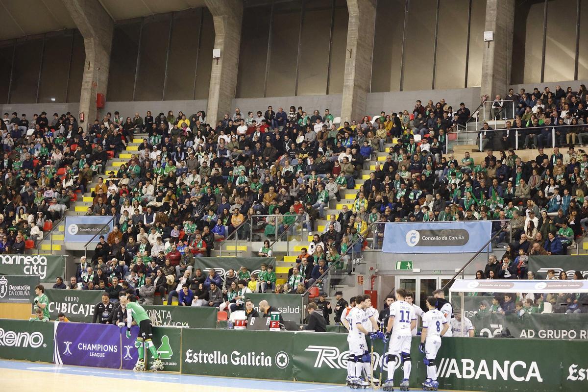 Aficionados en las gradas del Palacio durante el Liceo-Barcelos.