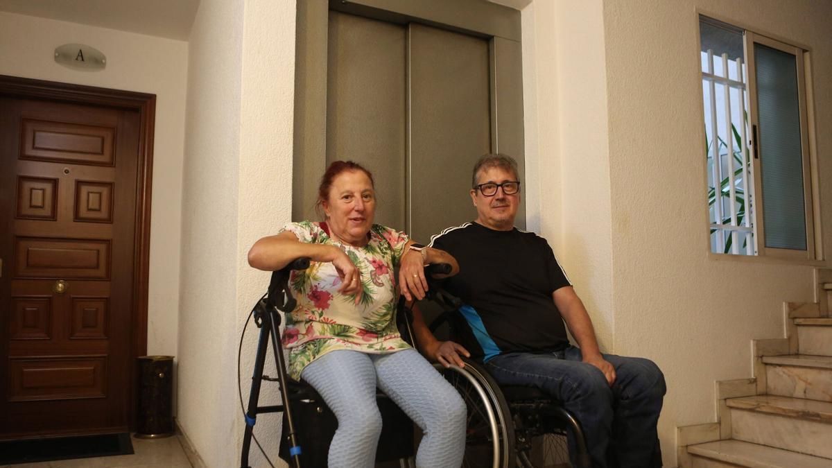 Mari Carmen Requeijo y Ángel Nito son dos de los vecinos afectados por el fallo del ascensor.