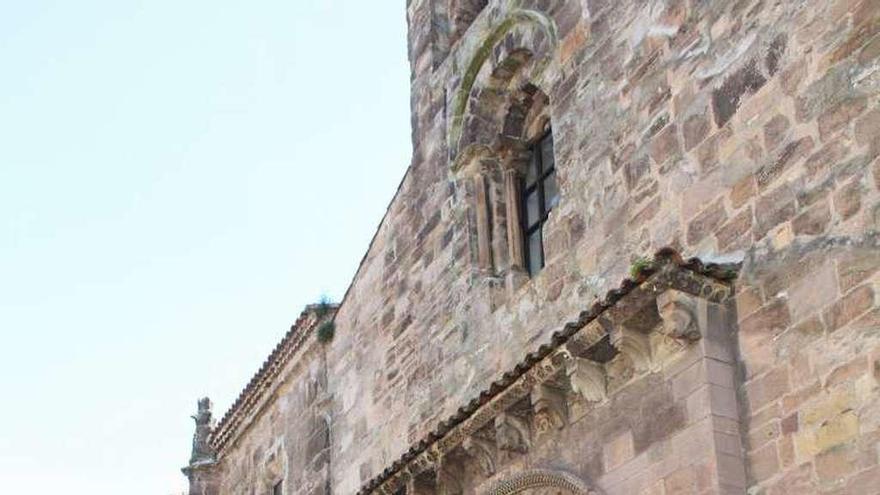 Por la izquierda, Lidia Carrera, José Ramón García, Alicia Fernández y Raquel García explican a sus compañeros la iglesia de San Nicolás.