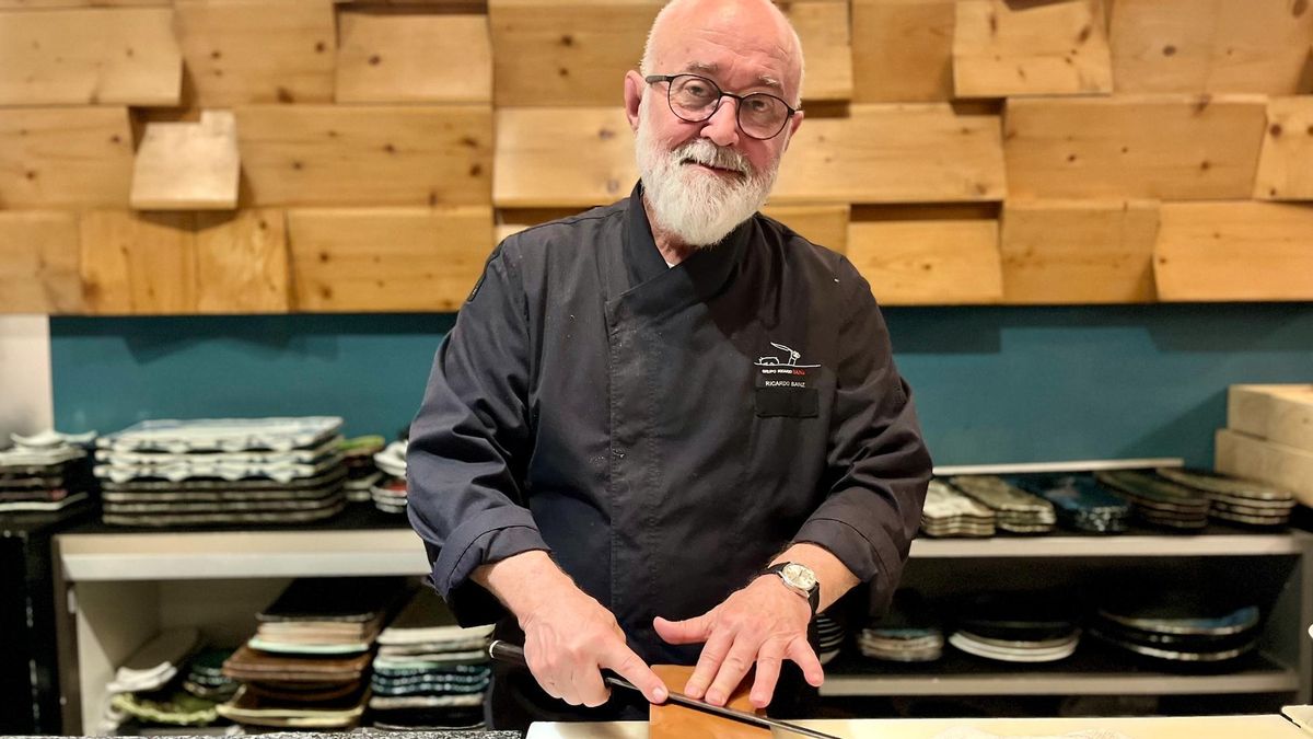 El chef Ricardo Sanz, afilando sus cuchillos.