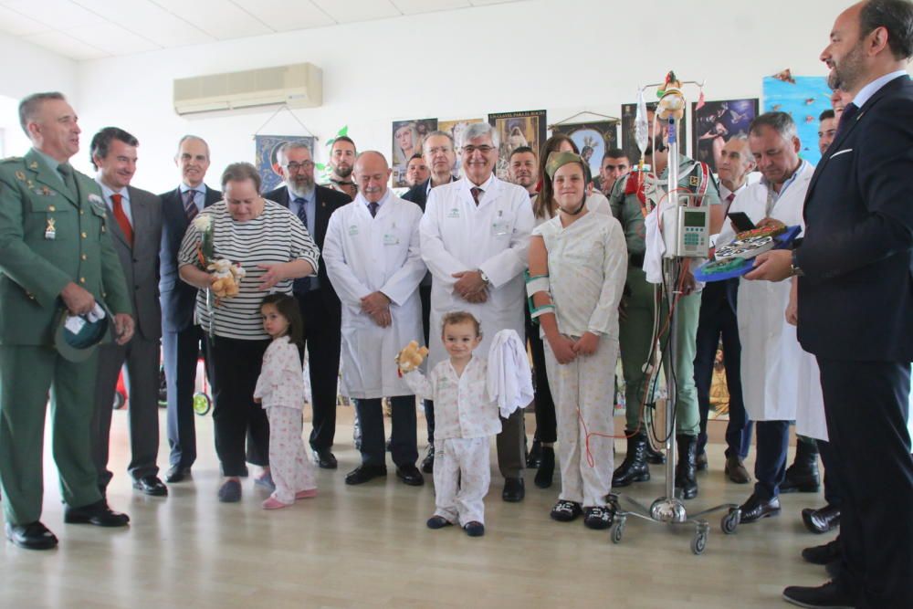 Visita de la Legión a los niños ingresados en el Hospital Materno.