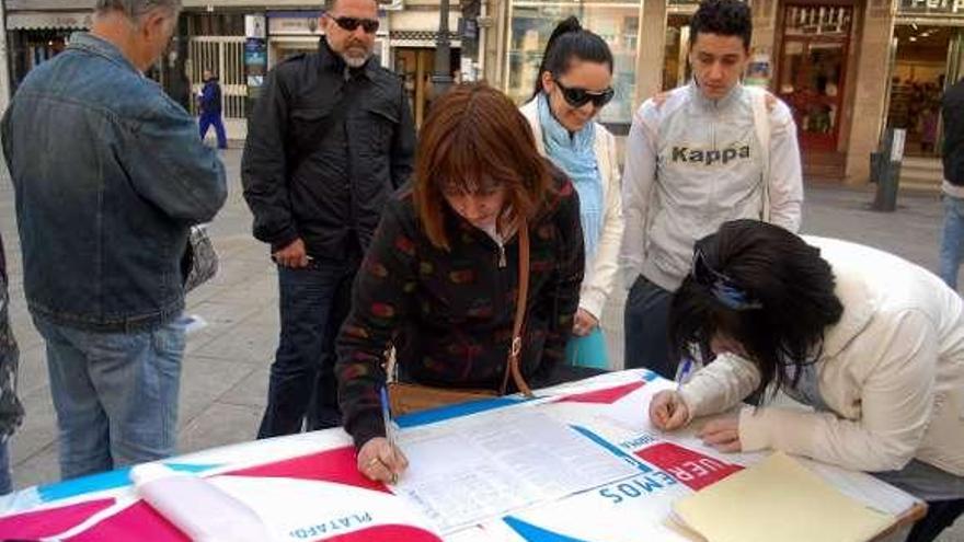 Recogida de firmas en defensa de la lengua gallega.  // Iñaki Abella