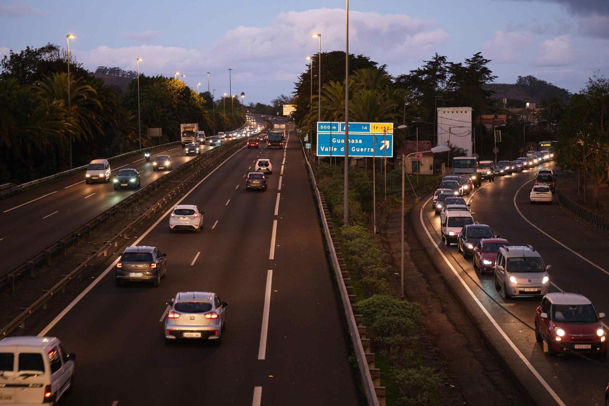 Colas en Tenerife el primer día de cortes en la autopista