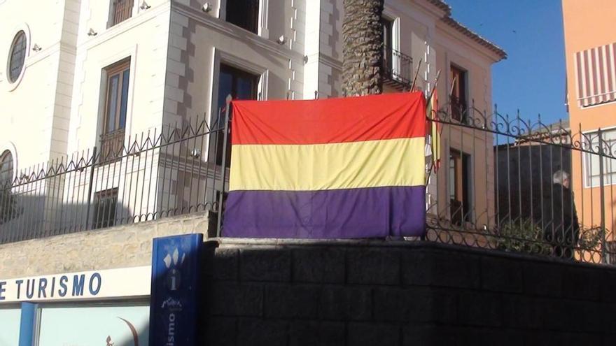 La bandera republicana en la fachada del Ayuntamiento de Caravaca