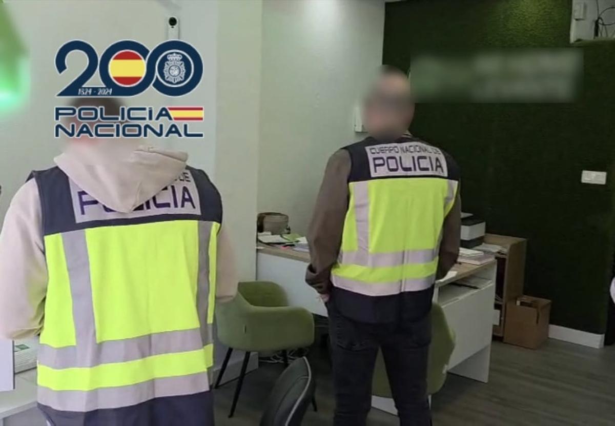 La Policía en un registro de la operación realizada en Alicante.