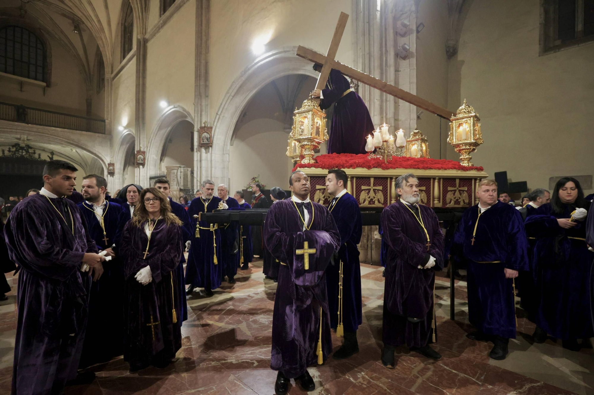 La lluvia chafa al Señor de Oviedo y obliga a suspender la procesión del Nazareno