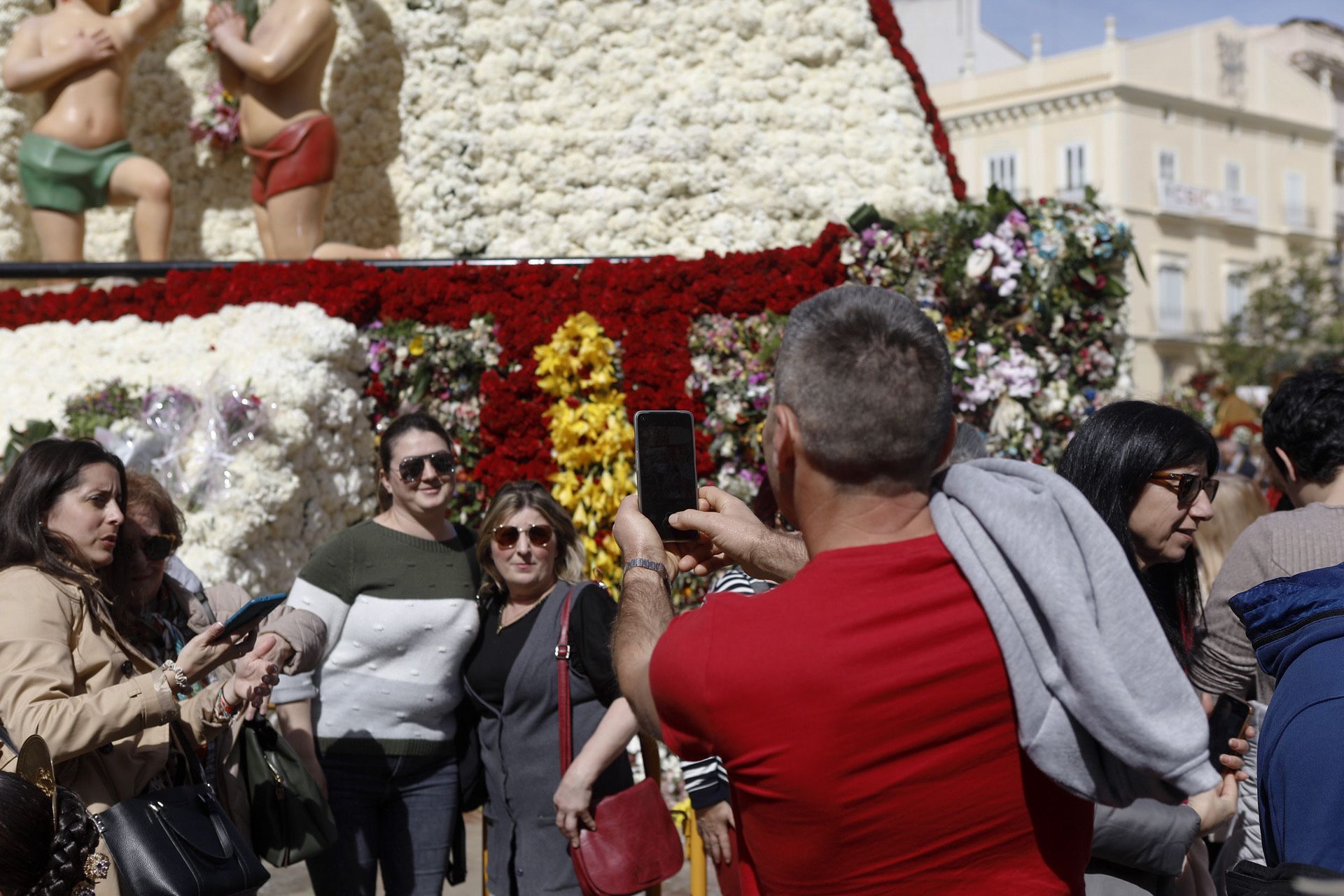 La 'otra ofrenda' a la Virgen llena la plaza tras la cremà