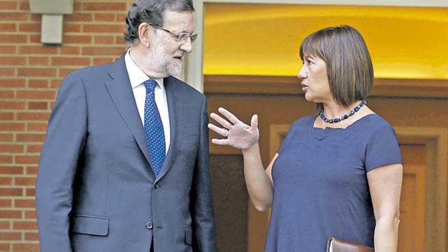 El presidente español, Mariano Rajoy (PP), y la presidenta balear, Francina Armengol (PSOE), en Moncloa en 2015.