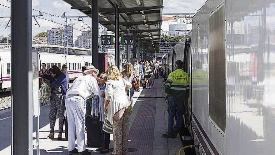 Usuarios de un tren Alvia en la estación de Guixar. // Cristina Graña