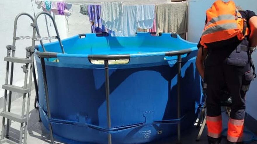 Una piscina desmontable con 6.000 litros de agua amenaza con provocar un derrumbe en un edificio de Palma