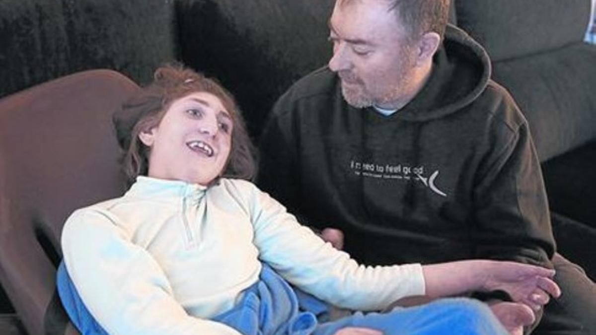 Ferran Gil y su hija, Claudia, de 11 años, afectada de una parálisis cerebral.