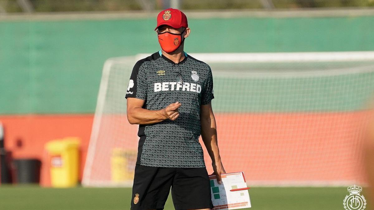 Luis García Plaza durante un entreno en Son Bibiloni.