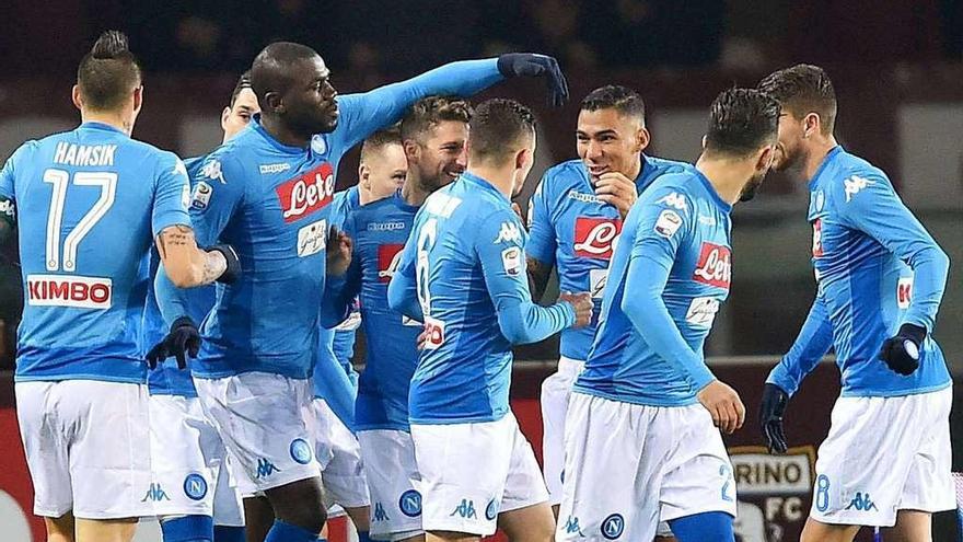 Koulibaly, el segundo por la izquierda, celebra su gol al Torino junto a sus compañeros del Nápoles.