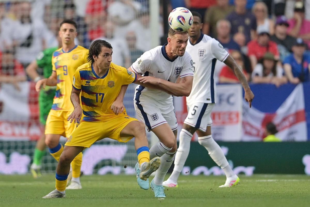Cervos, de Andorra, y Henderson, de Inglaterra, pugnan por un balón.