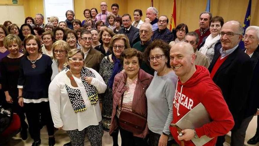 Buena parte del grupo de jubilados posan para el fotógrafo.