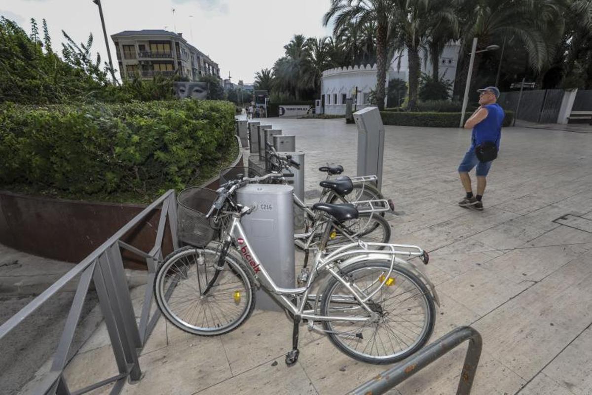 Estación de BiciElx frente a la Tourist Info de la plaza del Parque. | ANTONIO AMORÓS