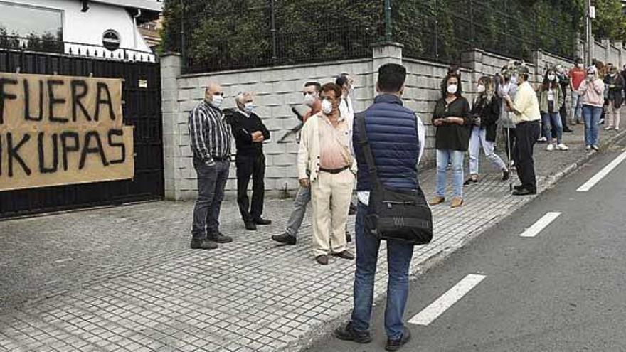 Protesta de vecinos por la ocupación de un chalé en A Zapateira el mes pasado.