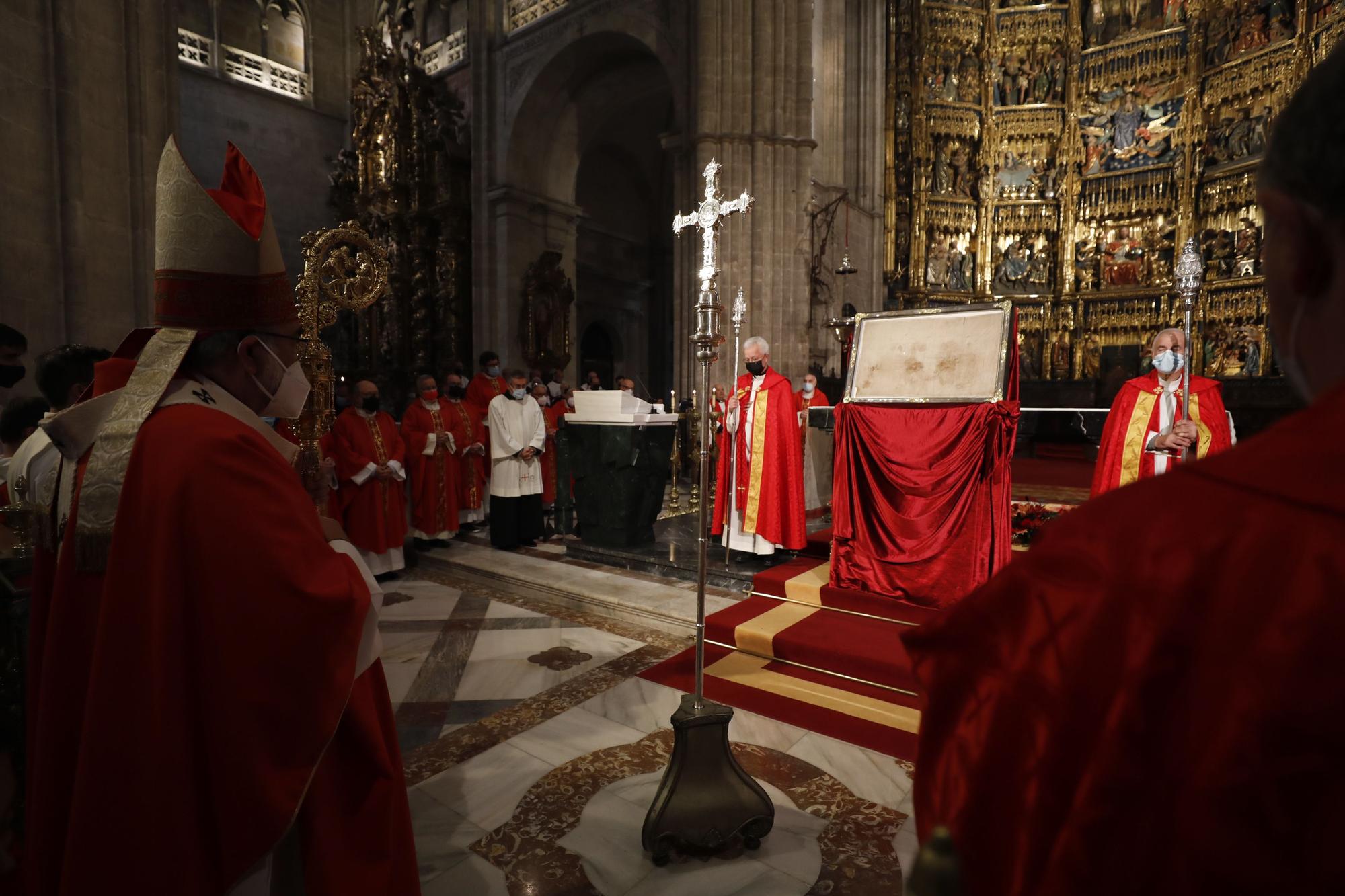 Sancta normalidad: la Catedral de Oviedo cierra el Jubileo con una misa multitudinaria