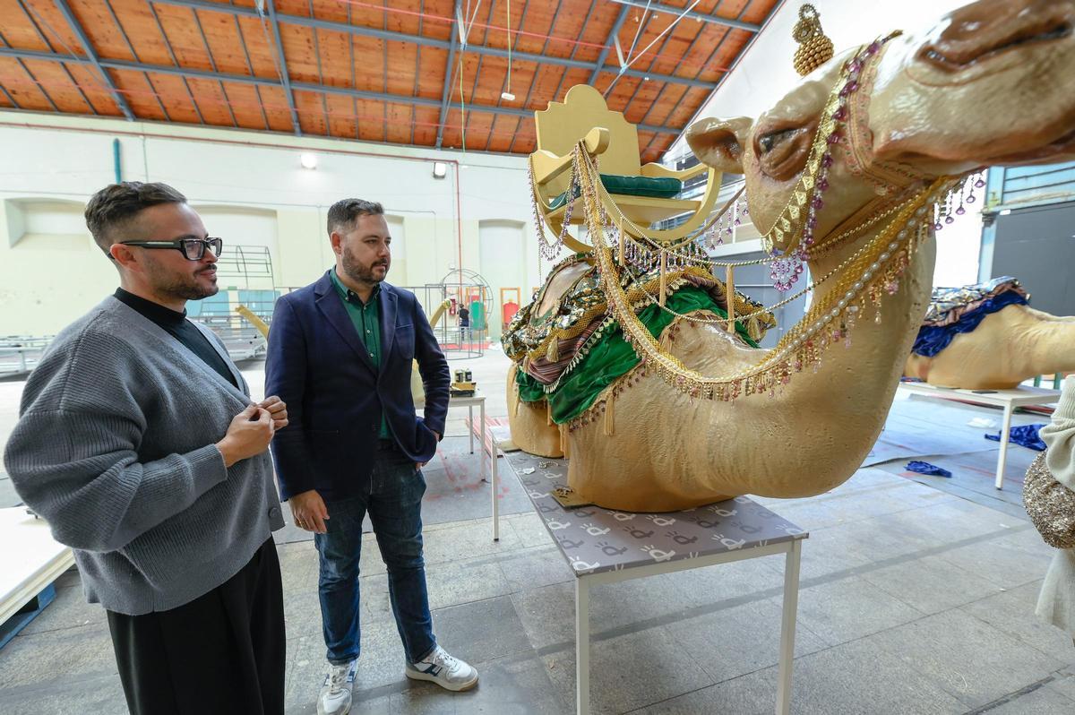 Josué Quevedo y Josué Íñiguez comprueban cómo se ultiman las carrozas que transportarán a los Reyes Magos