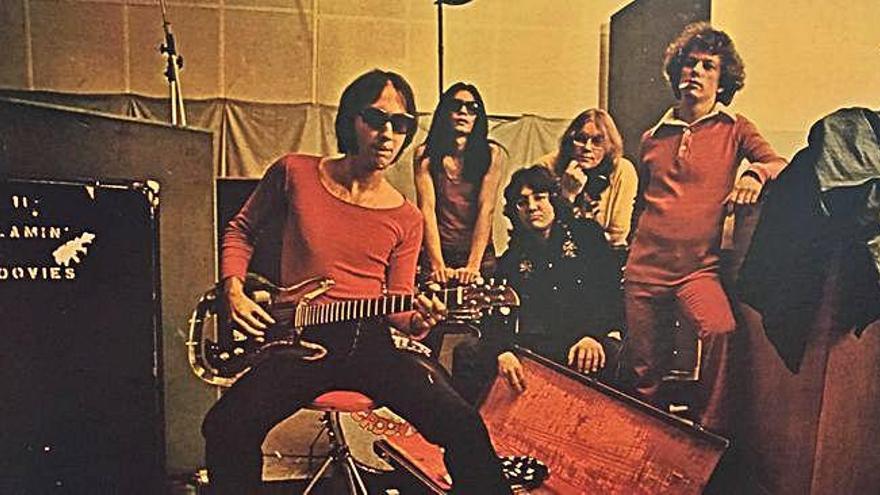 The Flamin&#039; Groovies llega a la ciudad como parte de su gira europea, que ha comenzado accidentada. El vocalista Roy Loney sufrió una caída en su inicio que le impedirá estar hoy en el Garufa Club, donde lo sustituirá Cyril Jordan con una formación de cuarteto.