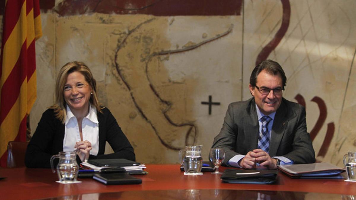 La vicepresidenta del Govern, Joana Ortega, sonríe junto al 'president', Artur Mas, el martes en la reunión del Ejecutivo.