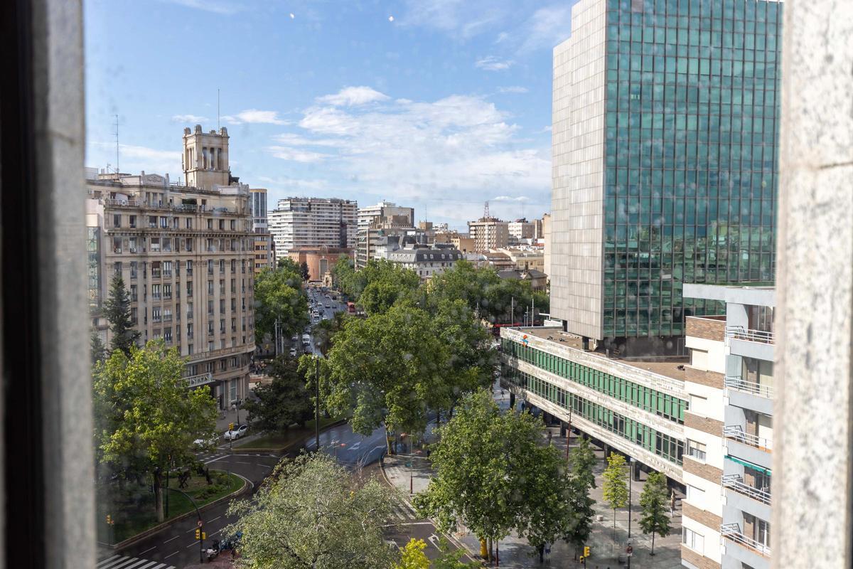 Vistas al centro de Zaragoza desde la sexta planta de El Corte Inglés de Sagasta, con la puerta del Carmen de fondo.