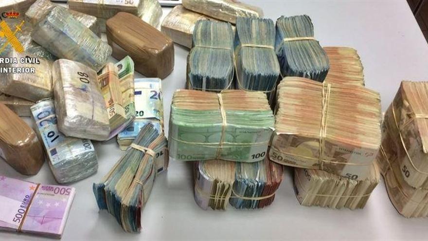 La Guardia Civil de Badajoz interviene más de un millón de euros sin declarar en Caya