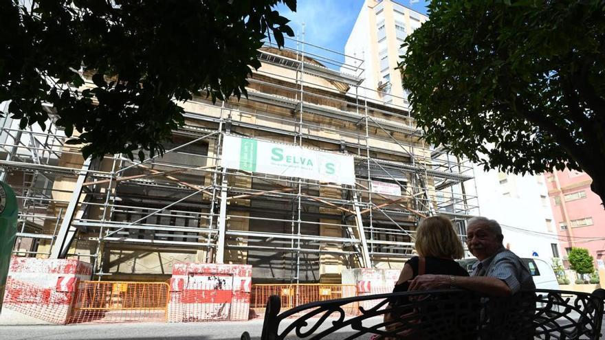 Primeros trabajos para desmontar como un puzzle la fachada de Riegos El Progreso en Elche