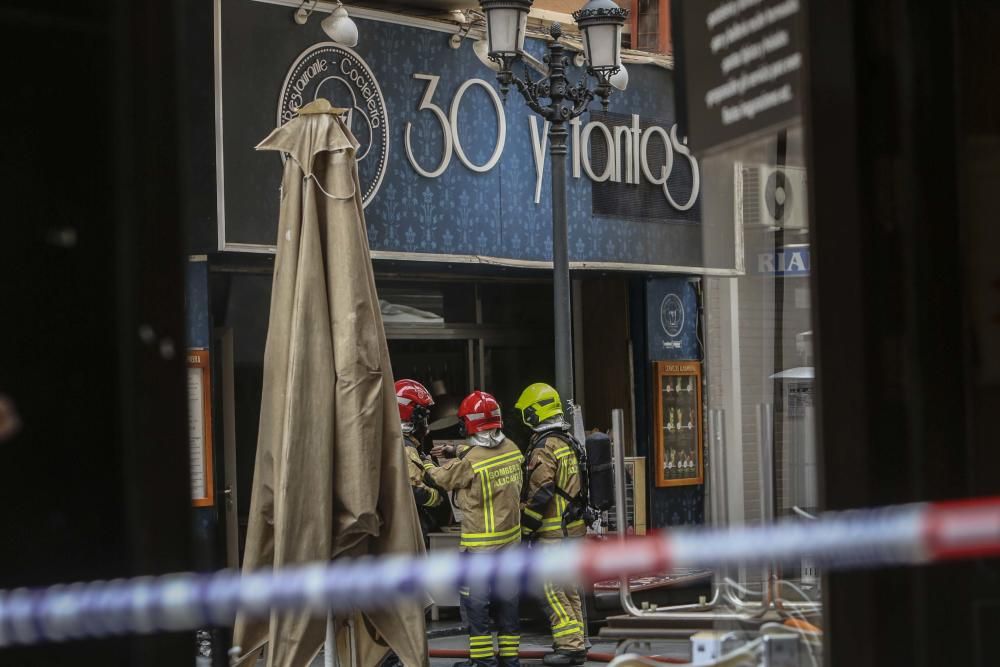 El suceso ha obligado a cortar al tráfico la calle del Teatro y el paso a la calle Castaños