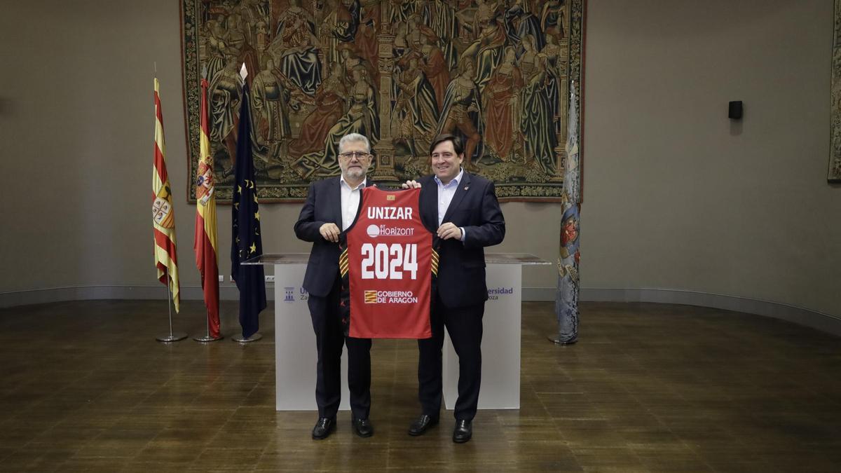Mayoral y Benito, en la firma del convenio de colaboración.