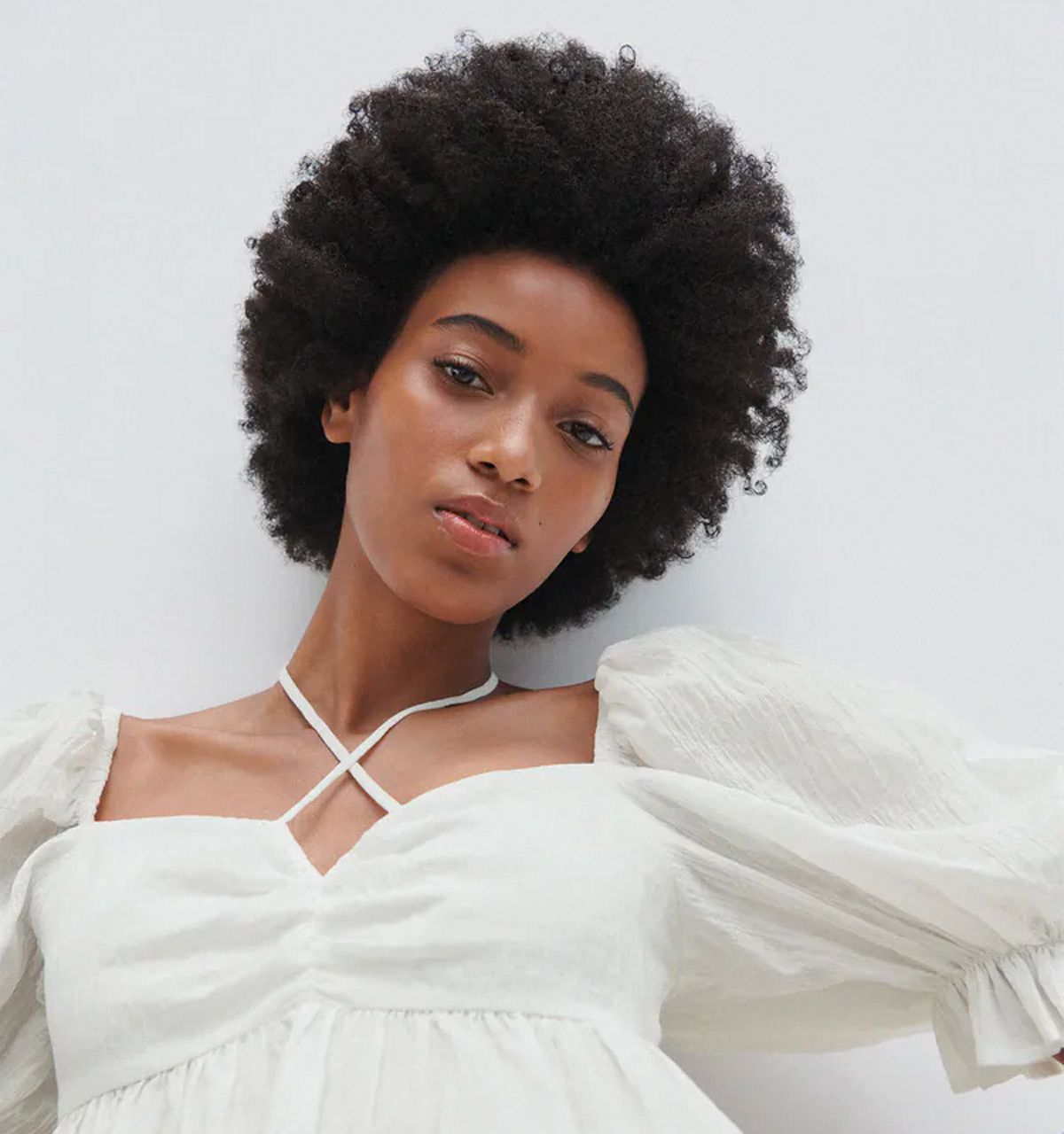 Top blanco de mangas abullonadas de Zara