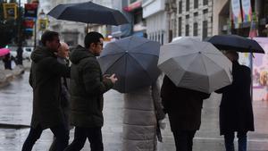 Gente con paraguas en la Coruña.