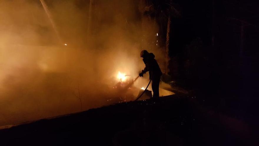 Los bomberos en plena extinción.