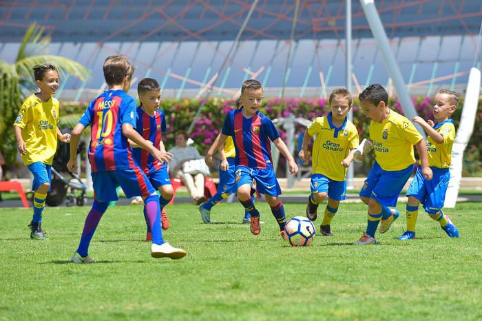 Niños aficionados del FC Barcelona y de la UD ...