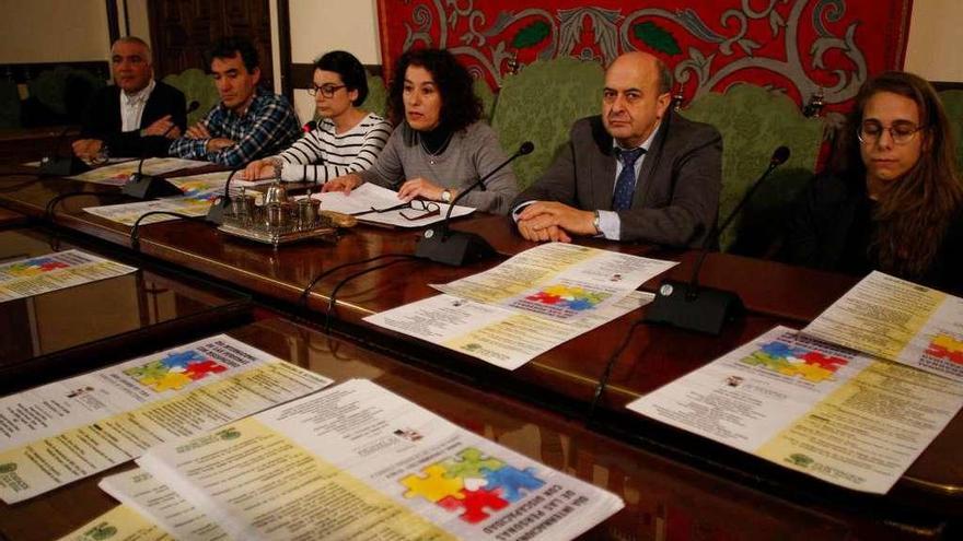 María José González, en el centro, presenta los actos del Día de la Discapacidad.