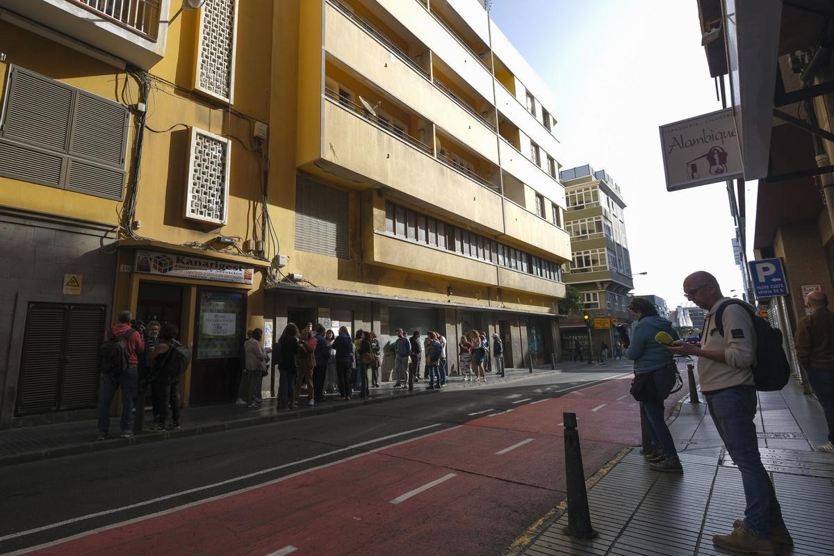 Paralizan el desahucio de ocho familias en Nicolás Estébanez