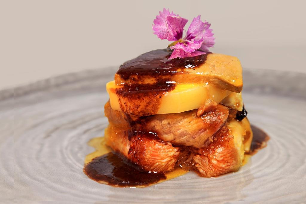 Brevas con foiese empieza haciendo una pequeña torre con las brevas peladas, el queso de cabra y el foie. Luego se calienta la torre ligeramente en el horno y se termina acompañando con una reducción de Pedro Ximénez.