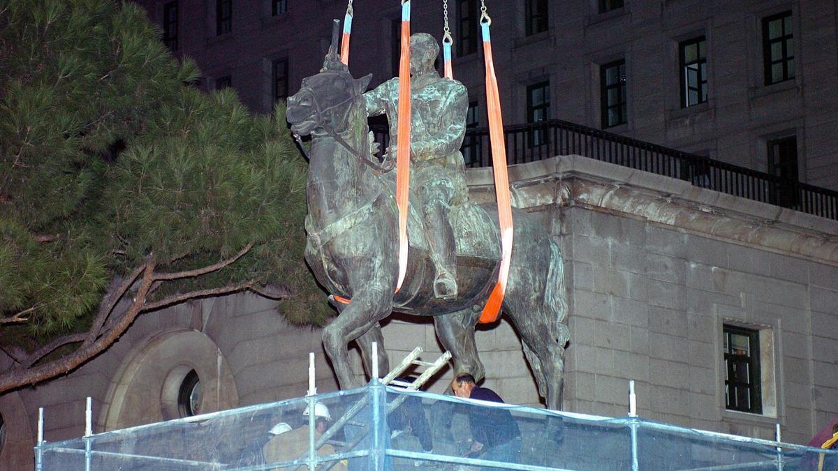 Retirada dunha estatua ecuestre de Franco en Madrid en 2005.